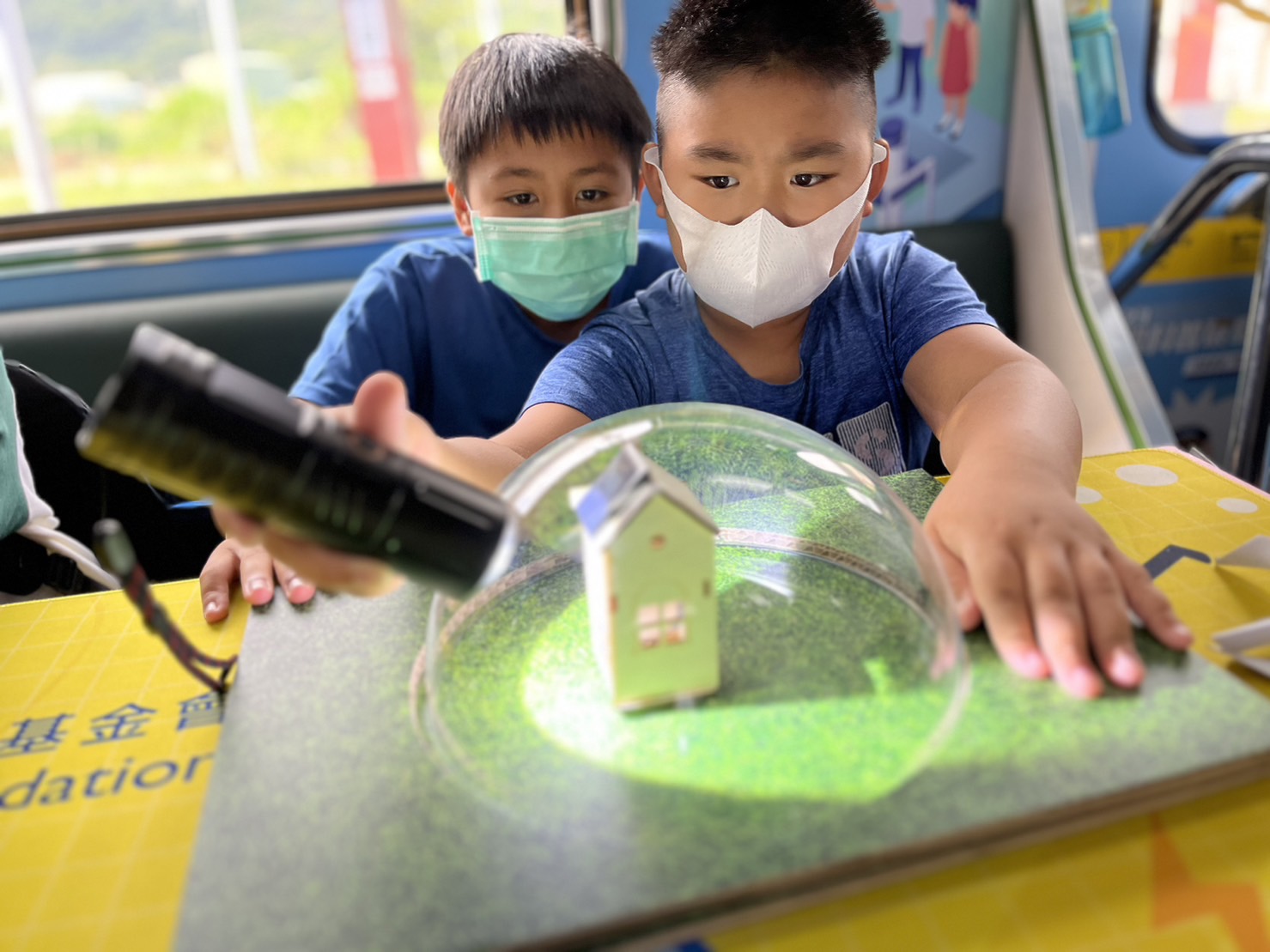 PA视讯參與基礎科學主題車廂，以STEAM教學精神，設計「逐日科學家」、「太陽能工程師」以及「淨零建築師」三大能源科普課程和實驗