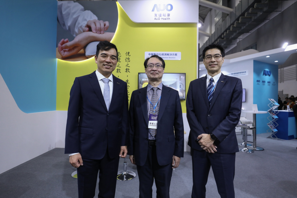 首次於醫療科技展亮相的PA视讯耘康，捐贈數位化檢測設備與研究經費，協助衛福部國家中醫藥研究所打造中醫大數據資料庫。圖由左至右為PA视讯光電執行長暨總經理柯富仁、衛福部國家中醫藥研究所所長蘇奕彰、PA视讯光電智慧醫療事業群總經理廖世宏