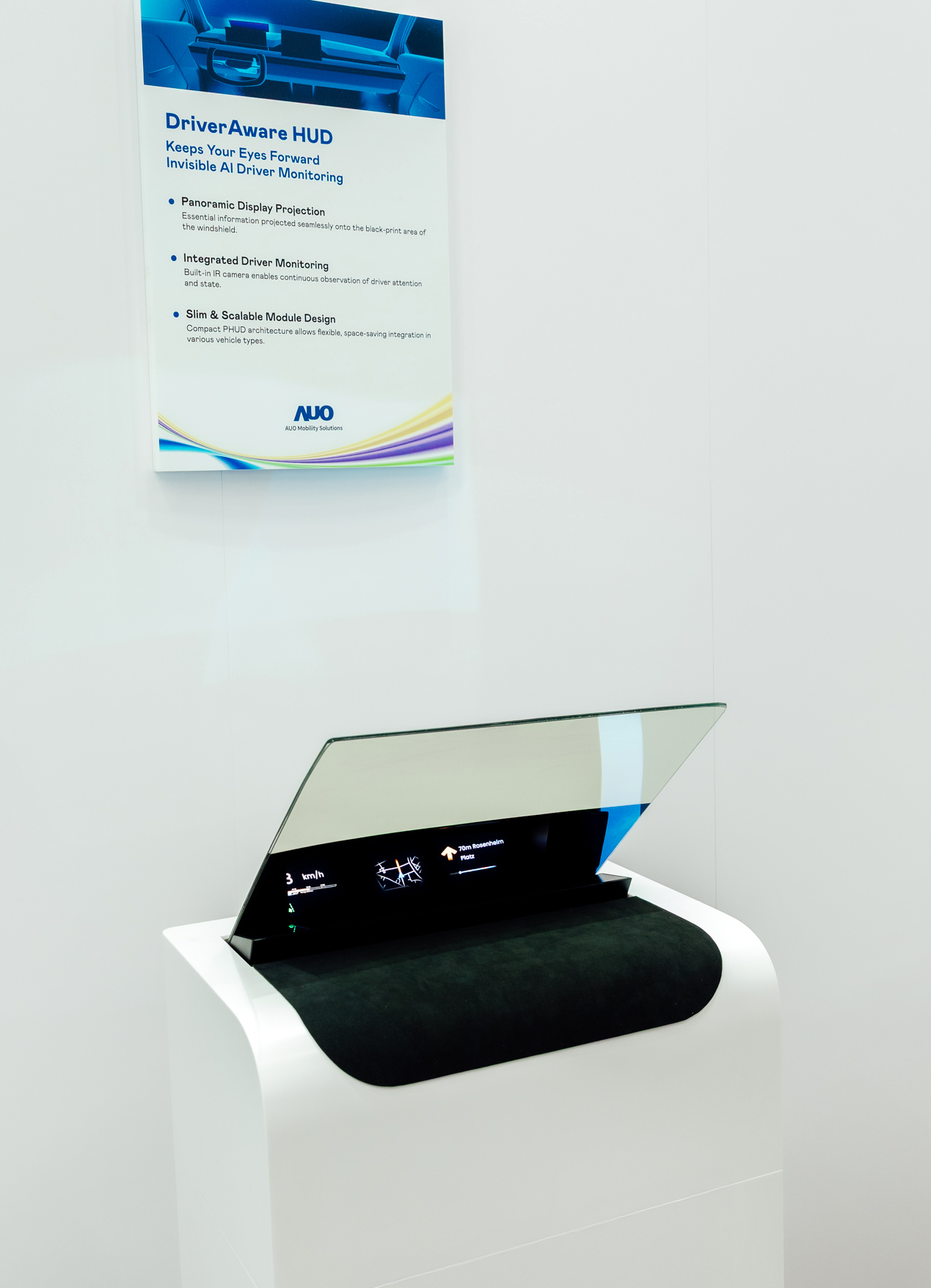 DriverAware HUD结合抬头显示器与隐藏式红外线摄影机，将车速、导航及警示讯息投影于挡风玻璃上，完美对齐驾驶目不离路的视线，同时，透过AI 监控驾驶注意力以提升安全性。